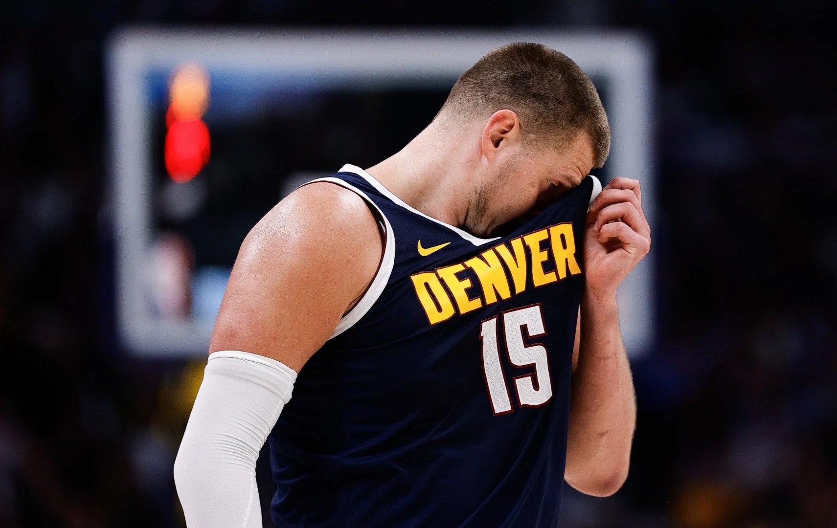 阿扎伦卡连续五场比赛得分超过重要助攻，掘金不断突破！