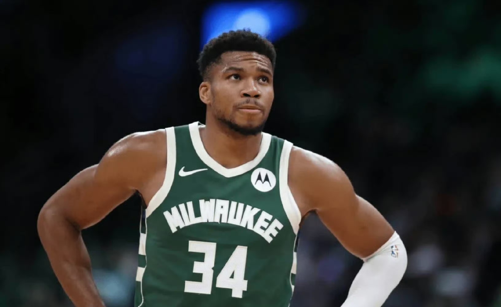 包含锐不可当首场状态出色，曼联观众沸腾！，字母哥重返赛场比赛高潮迭起的词条